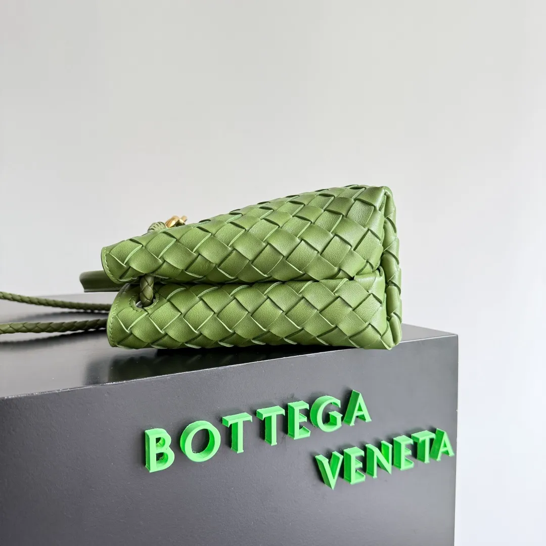 The 2023 new Andiamo batch of 1860 BV has been shipped‼ ️Really popular🔥The new Andiamo woven handbag launched by Bottega Veneta this season is really popular all over the world! ! Celebrities at home and abroad have worn it, and Oscar-winning actress Michelle Yeoh has taken it out on the street. Song Jia, Trai Yara, Yu Feihong, Sanji Ayaka, Rosie Hunting-Whiteley, Yoshioka Riho, etc. have all picked up this bag. It is classic and versatile, showing off its temperament, and the bag capacity is also large, which is very convenient for daily commuting! ! A variety of carrying methods, the shoulder straps can be adjusted by yourself, the original lambskin feels soft and delicate, and the unisex style breaks gender boundaries and brings a more practical and longer-lasting use experience. Andiamo, which has both elegant and casual styles, perfectly interprets the true appearance of "fashionable old money style". Style number: 743568 Size: 25*22*10.5cm
